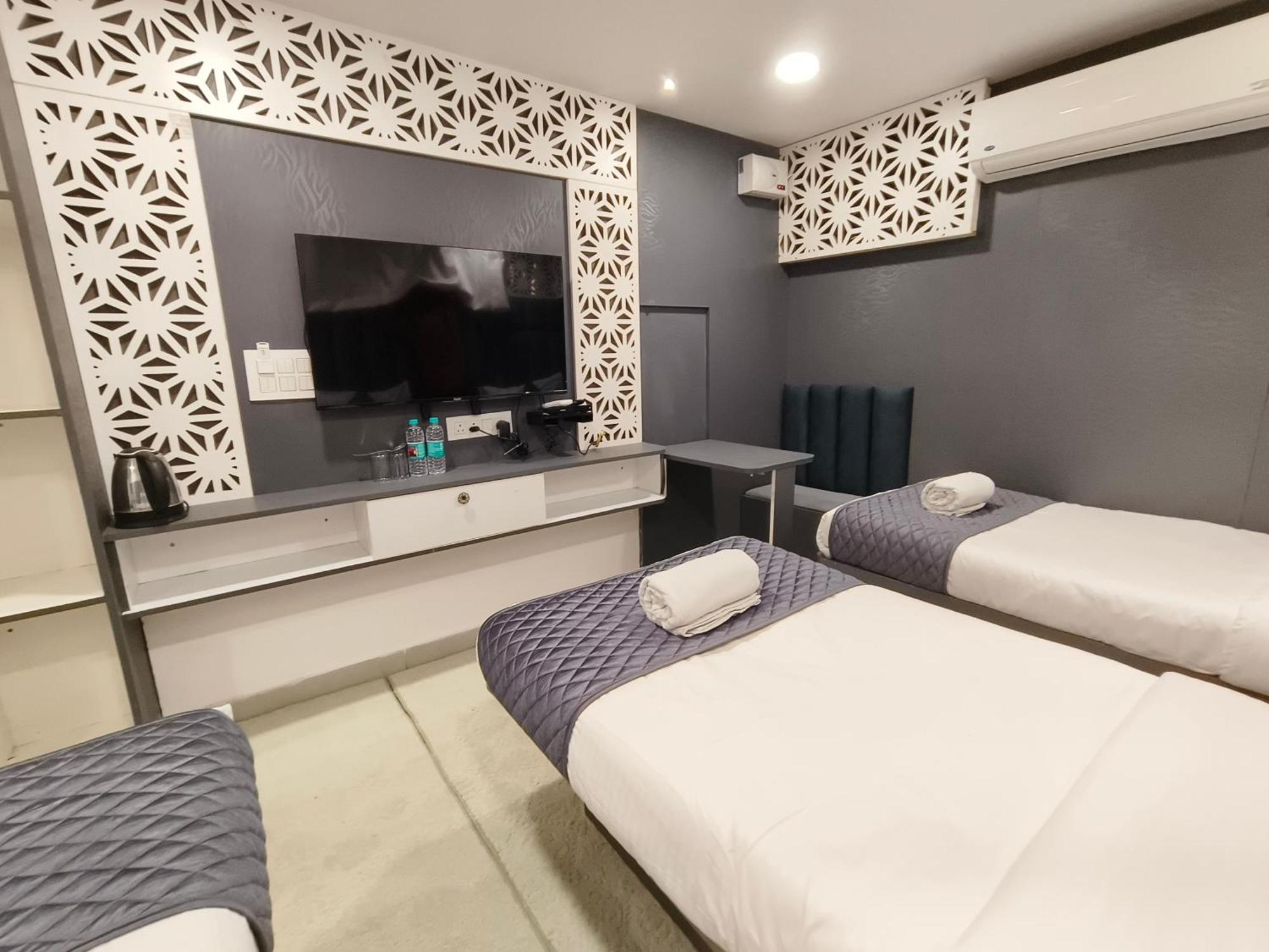 Hotel Lake View Airport Zone 海得拉巴 外观 照片